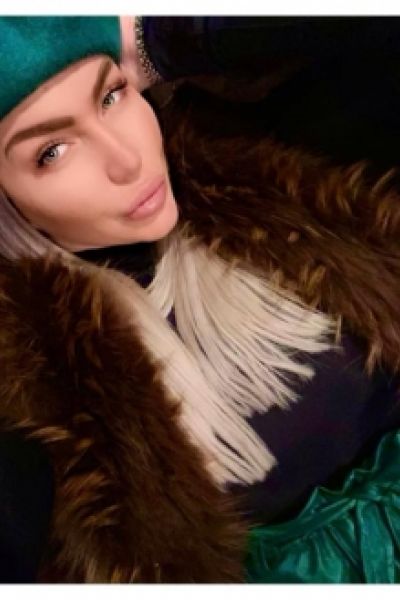 Looking sexy in this selfie is blonde Pune escort Buffy 