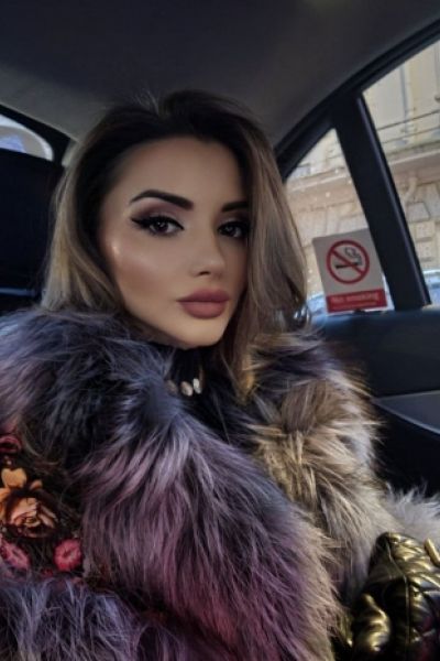 taxi selfie of Kathy looking hot 
