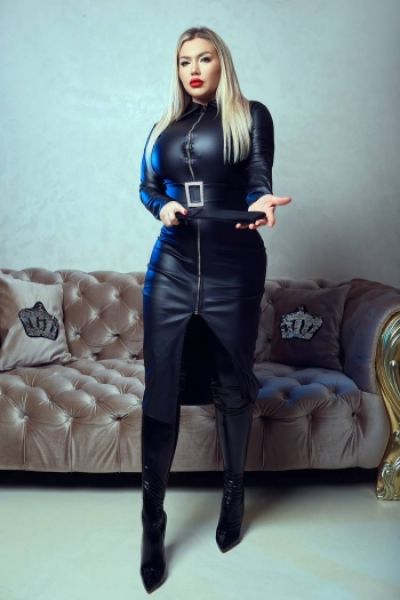 Buffy looks good in all black 