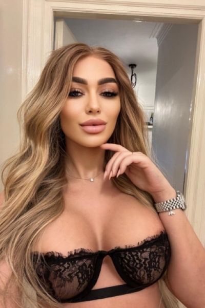 Blonde busty Pune escort Lucys selfie 