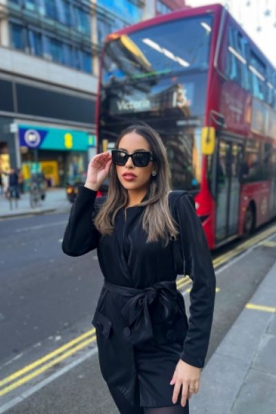 Juniper looks very sexy in her dark sunglasses 
