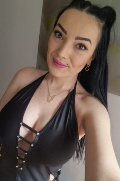 Brunette Pune escort lady Pennys selfie 
