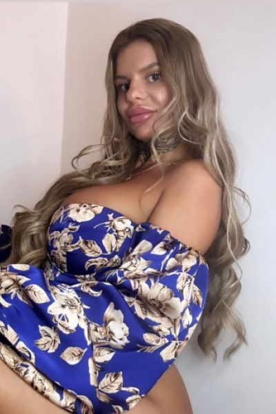 This is a selfie of sexy female blonde Pune escort Amalia 