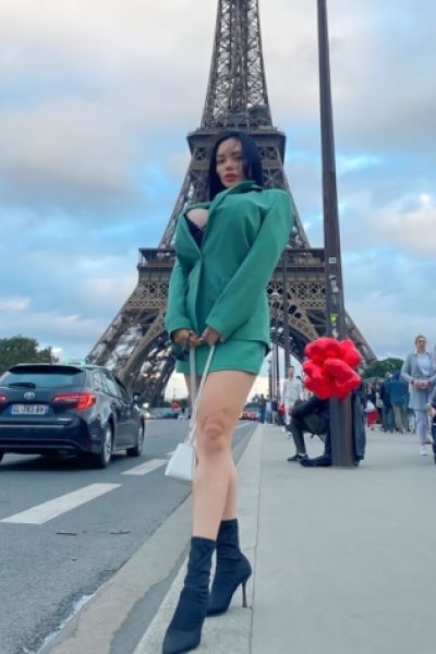 Selfie of Pune porn star escort Nicole Loveee standing by the Eiffel Tower 