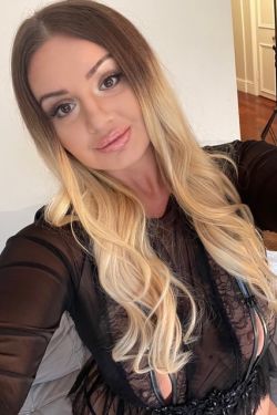 New selfie gallery shot of Caprice