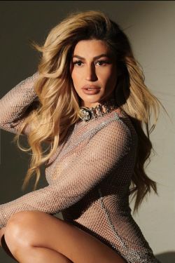 A very close up photo of blonde Pune escort Lennon