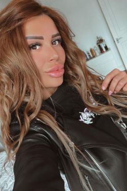 Selfie gallery profile picture of Avery