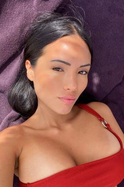 Selfie gallery picture of Karas in her red bra